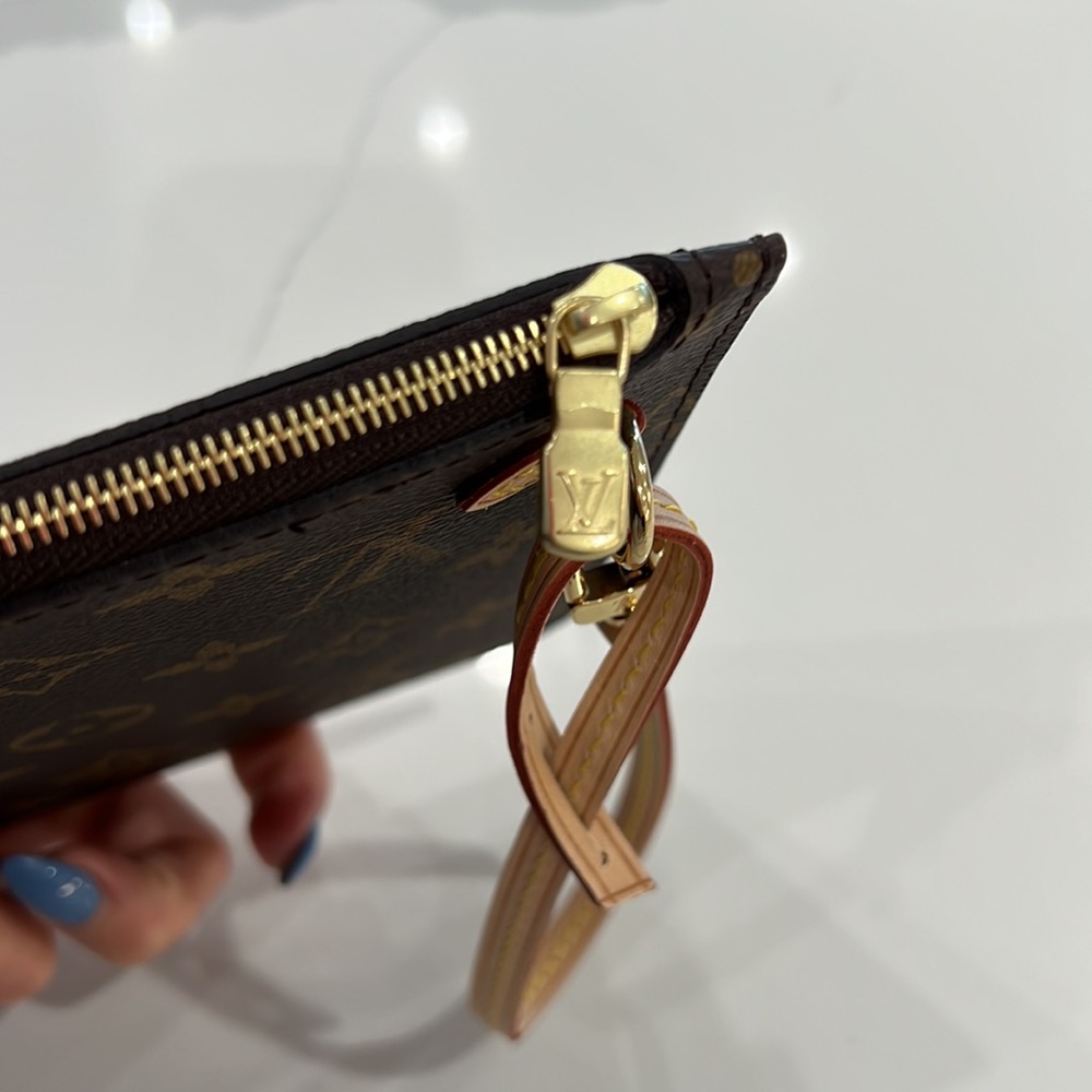 Louis Vuitton Neverfull wristlet - Picture 4 of 8